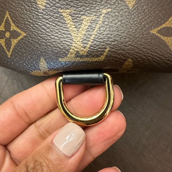 LOUIS VUITTON world tour bumbag - Picture 13 of 16